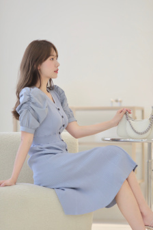 男生对女生迈开腿尝尝你的草莓